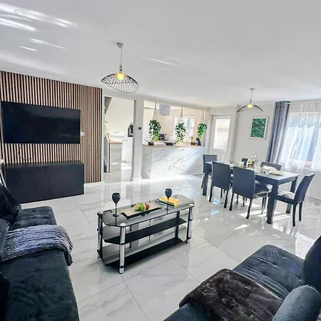 Home, But Better - Up To 11 Guests - Family & Contractor Ormesby