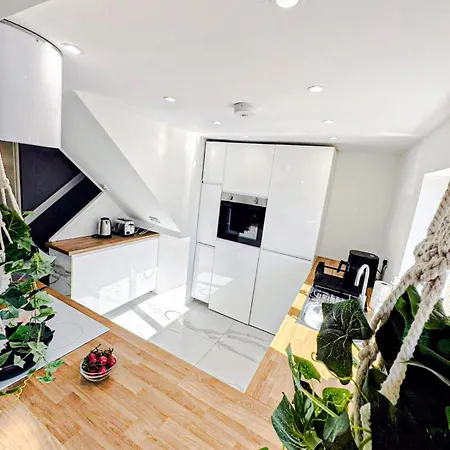 Home, But Better - Up To 11 Guests - Family & Contractor