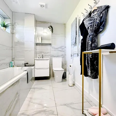 Home, But Better - Up To 11 Guests - Family & Contractor *