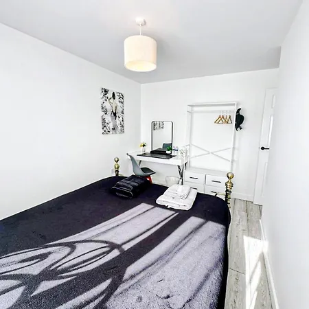 Home, But Better - Up To 11 Guests - Family & Contractor