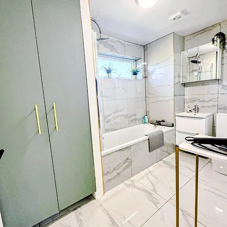 Home, But Better - Up To 11 Guests - Family & Contractor *